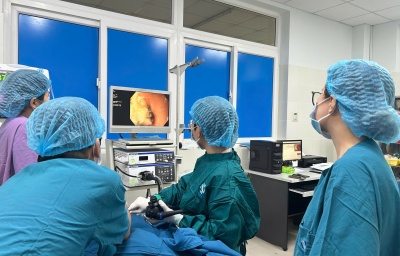 Gắp thành công kẹp tóc dài 7cm trong dạ dày bé gái 6 tuổi